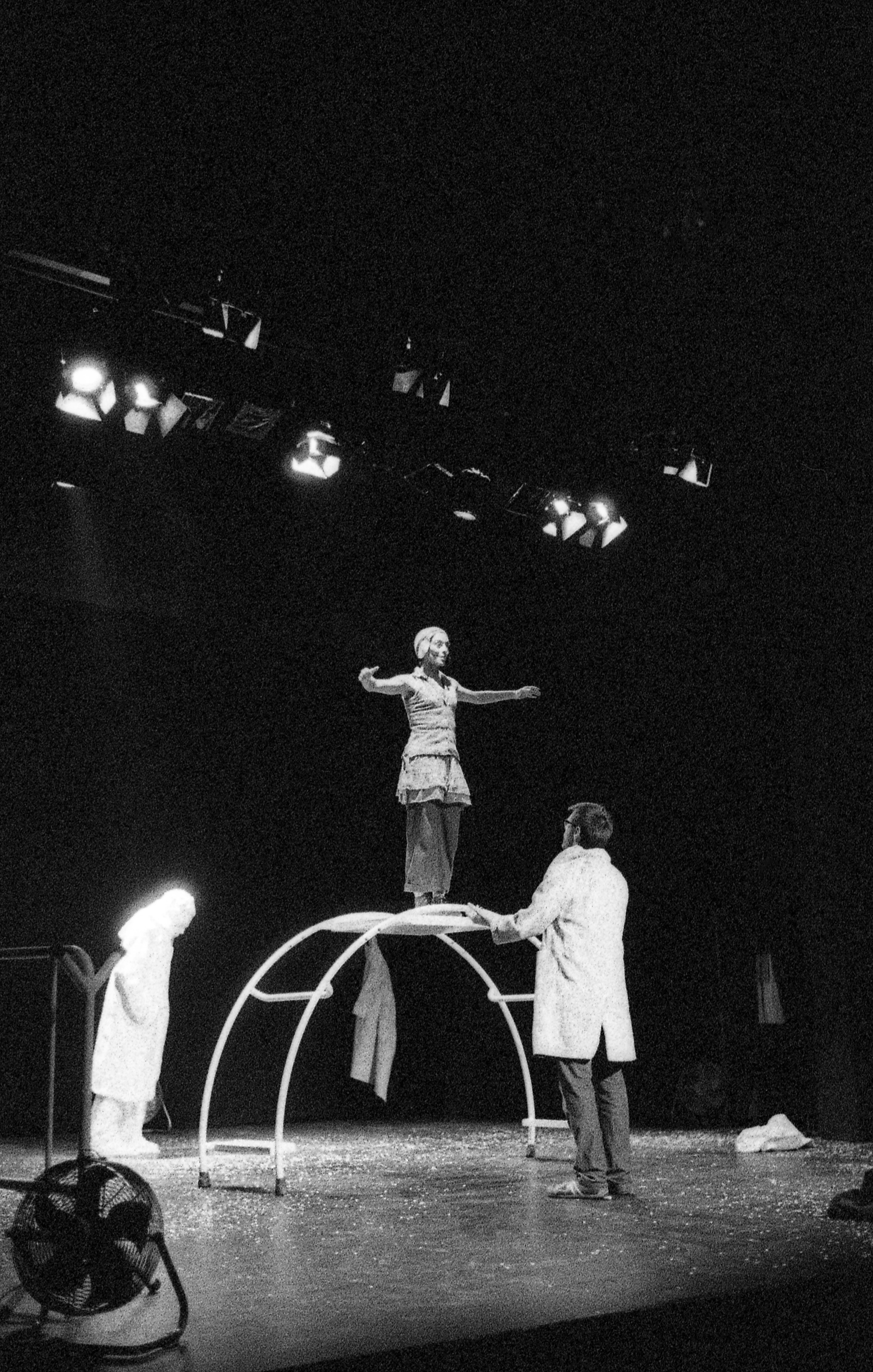 PUBLICADA 16.XII.16 Representació de _Refugiada poètica_, a càrrec de Claire Ducreux, al Festival Escena Poblenou, any 2014. Leica M6243