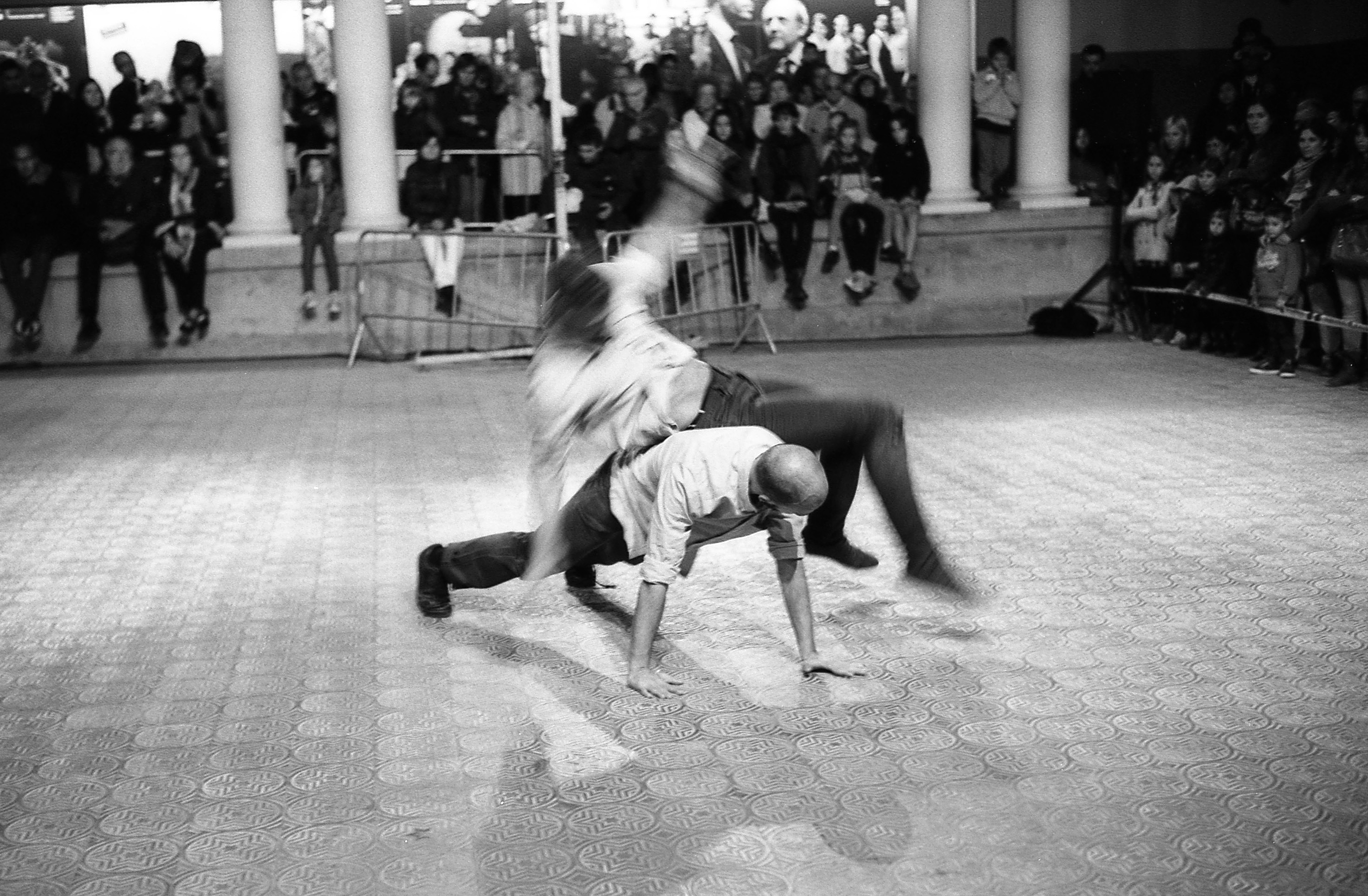 PUBLICADA 26.I.17 Representació de _5 (Cinc)_, a càrrec de Jordi Vilaseca i Moisés Rojo al Teatre Kursaal de Manresa, any 2013. Leica M6574