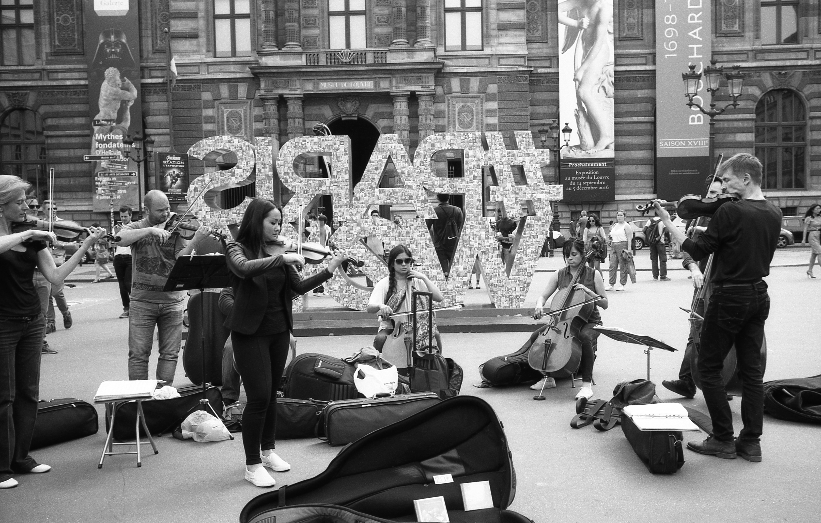 PUBLICADA 3.II.17 Músics tocant al carrer, a París, davant del museu del Louvre, any 2016. Leica M2223